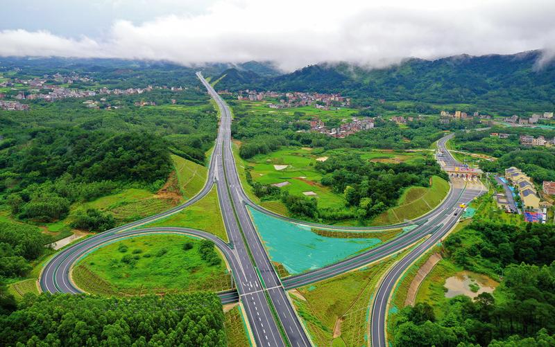 玉林至湛江高速路建设喜讯连连，共筑畅通未来美景